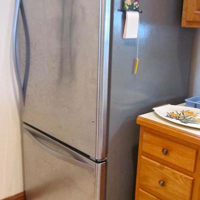 Whirlpool refrigerator - like new!