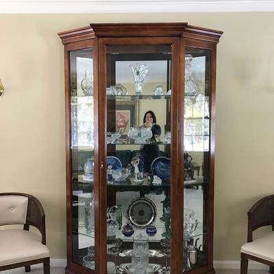 Beautiful curio cabinet in solid wood and glass with lights. 54
