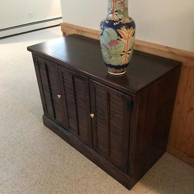 Ethan Allen media chest in solid wood. 40