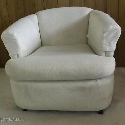 AM016 A Single Cream Plush Chair
