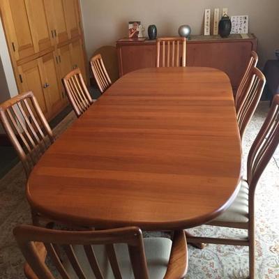 Dyrlund Denmark Danish Modern Teak Dining table, 8 chairs
( table shown with 2 leaves )
