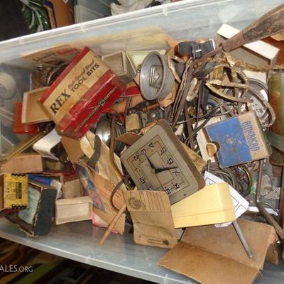 HUNDREDS OF ANTIQUE WATCH MAKER PARTS FROM WATCHMAKER 