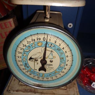 OPERATIONAL VINTAGE WEIGHT SCALE