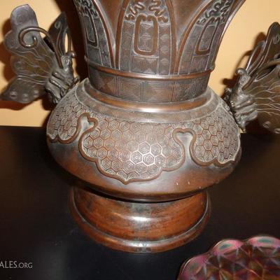19TH CENTURY ASIAN BRONZE PALACE URN CLOSE UP VIEW MEASURING 22
