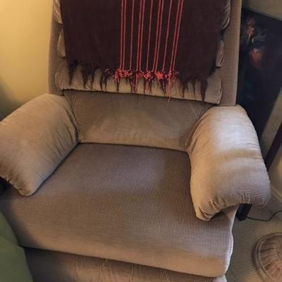 BARELY USED LAZY BOY RECLINER-LOOKS BRAND NEW! THROW NOT FOR SALE