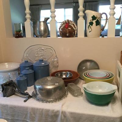 Pyrex bowls and other vintage items 