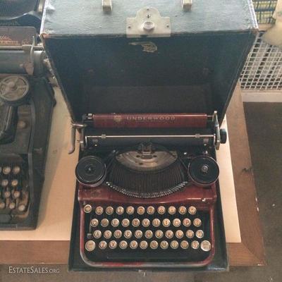 Pretty ca. 1930s Underwood with red brown woodgrain finish