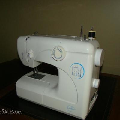 Crofton White Sewing machine #3032