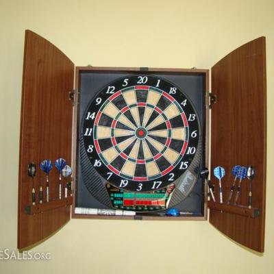 wall mounted dart board with wood cover

