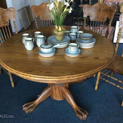 Claw-foot Round or Oval (see wide leaf in next picture) DINING TABLE w/ 4 Chairs