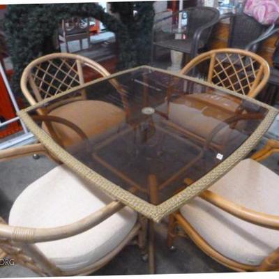 Vintage Table 4 chairs excellent condition 