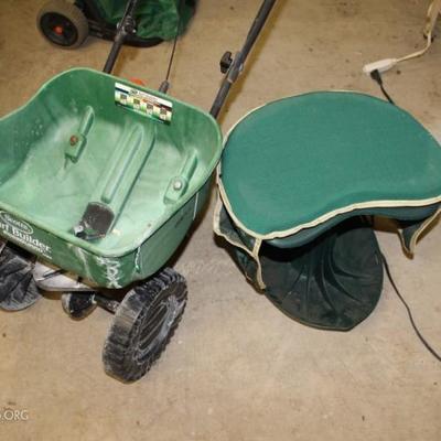Scotts spreader with plastic tool with sit cushion