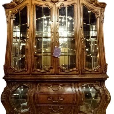 MICHAEL AMINI PALAIS ROYALE LIGHTED BREAKFRONT IN ROCOCO STYLE IN COGNAC FINISH