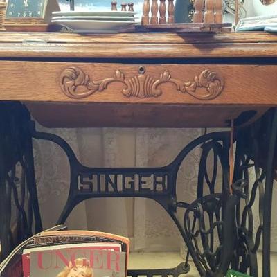 Antique Singer sewing machine/table