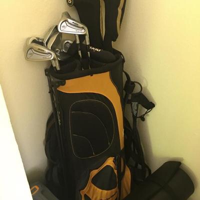 Mazuno Golf Clubs in Taylormade Golf Bag