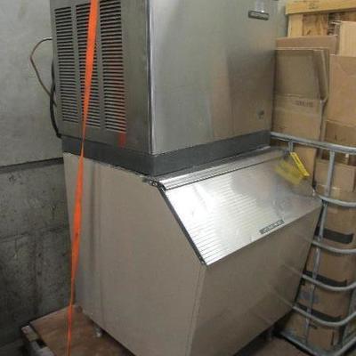 Scotsman Ice Maker with a Manitowoc Hopper