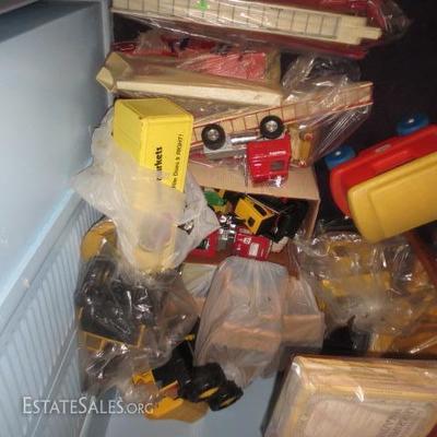 TONS OF VINTAGE TOYS AND GAMES