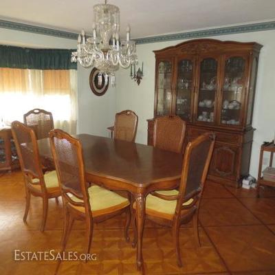 Thomasville Dining Room Suite Complete with Buffet 