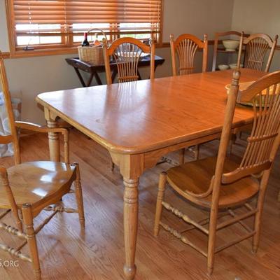 Oak dining room table with 6 chairs 