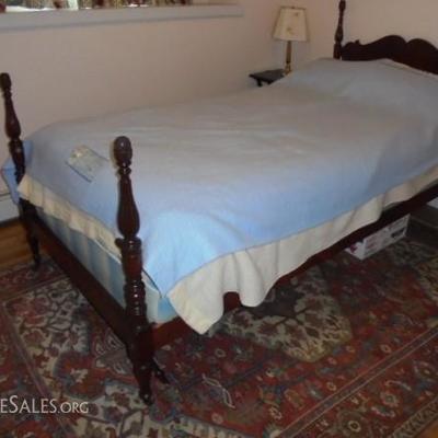 Antique Mahogany Twin Bed and Floor Rug (approx 70