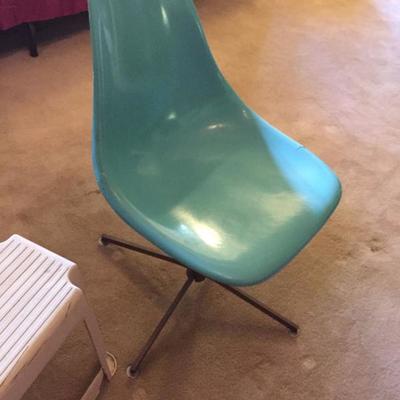 LOVE this turquoise chair