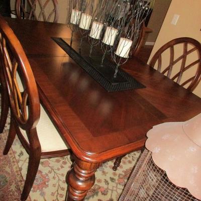 THOMASVILLE TABLE AND 6 CHAIRS