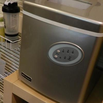 Counter-top ice maker