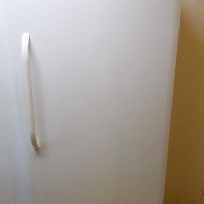 Frigeradaire refrigerator $100