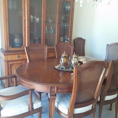 Henredon table and chairs with matching Buffet complete with extra leaves and custom pads