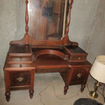 1930 DRESSING TABLE