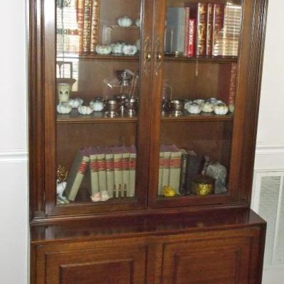 Drexel Heritage bookcase/display cabinet $195
36 X 18 X 77 1/2
