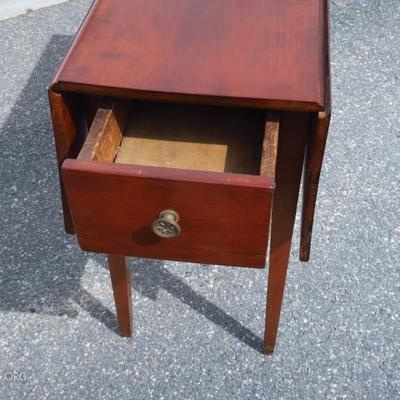 Detail-Mahogany single drawer drop-leaf table