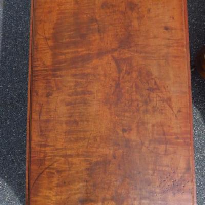 Detail-19thC tiger maple dropleaf table