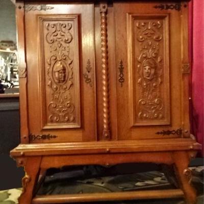 1920's SPANISH COLONIAL REVIVAL CABINET, 2 DOORS WITH CARVED KNIGHTS, WOOD SHELVES, RAISED ON 4 LEGS