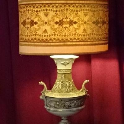 ITALIAN CAPODIMONTE TABLE LAMP