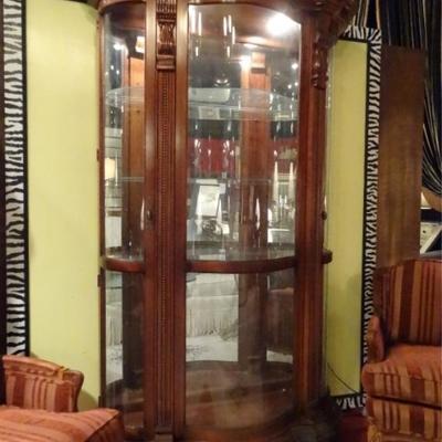 LIGHTED DISPLAY CABINET, CURVED GLASS DOORS, MIRRORED BACK, GLASS SHELVES, VERY GOOD CONDITION