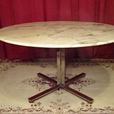 MID CENTURY MODERN MARBLE AND STEEL DINING TABLE WITH FLAT BAR CHROME STEEL BASE IN THE STYLE OF KNOLL