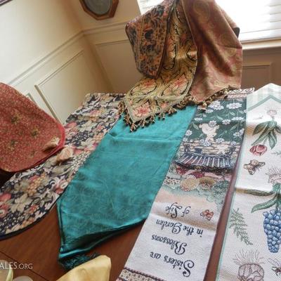 TABLECLOTHS, TABLE RUNNERS, NAPKINS, & PLACEMATS