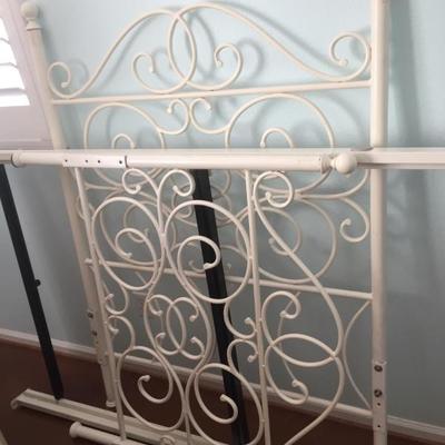 Iron twin canopy bed 