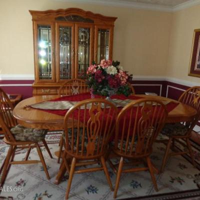 Dining room set with 6 chairs and Hutch