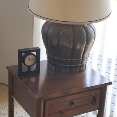EHT009 Wood End Table, Ceramic Lamp w/ Shade & Quartz Clock
