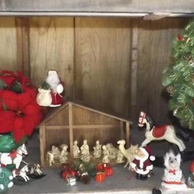 EHT238  Wreath, Poinsettia Plant, Nativity Set,  Rocking Horses 
