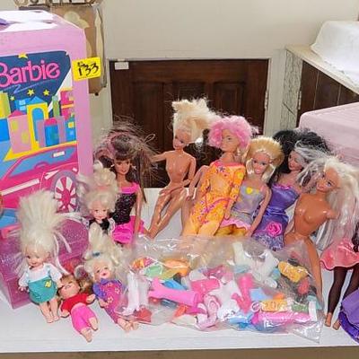 EHT133  More Barbie's, Clothing, Case, Accessories
