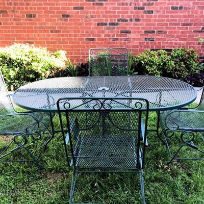 Nice and clean patio table and chairs set