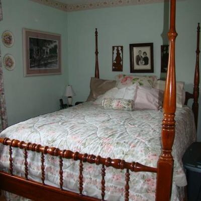 4 post queen size bed 