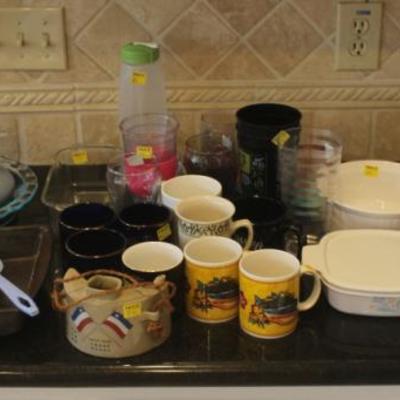 Box lot of kitchen items, see photos

