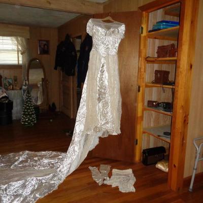 Vintage Wedding dress Approx size 4-6 Satin Lace