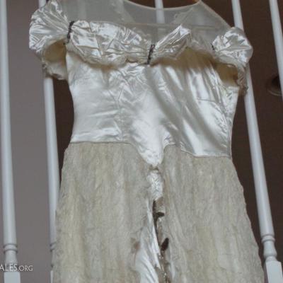 Vintage Wedding dress Approx size 4-6 Satin Lace