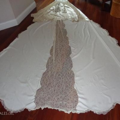 Vintage Wedding dress Approx size 4-6 Satin Lace