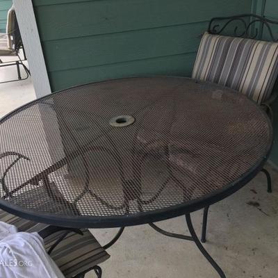 nice large round patio table 